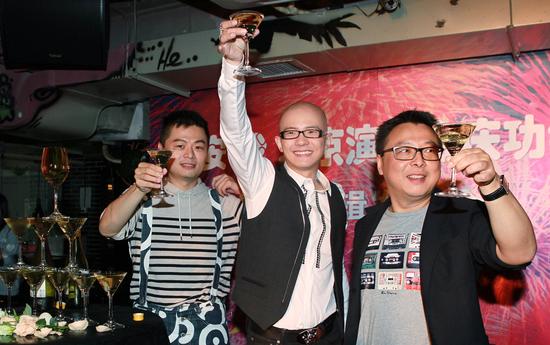 平安与专辑制作人安栋（右）庆功