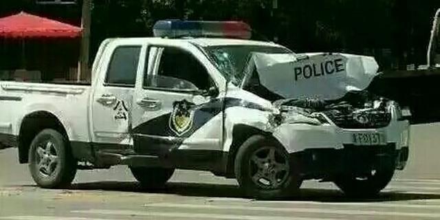男子驾装载机撞警车碾死行人