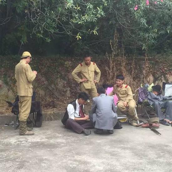 休息时间正在打牌的“日本兵”。 图/王朋朋