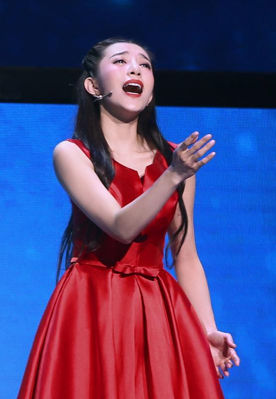 喻越越红纱巾献唱庆反法西斯胜利晚会