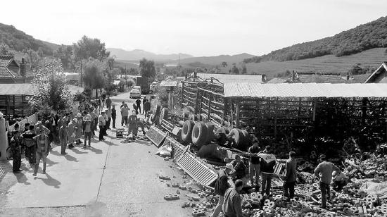 男子赴车祸现场扒砖救人 发现被埋者是妻子