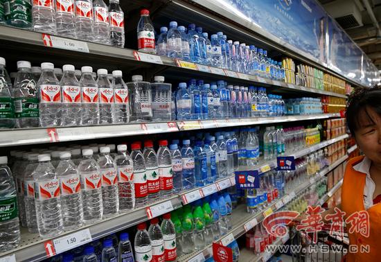 世发超市的矿泉水货架