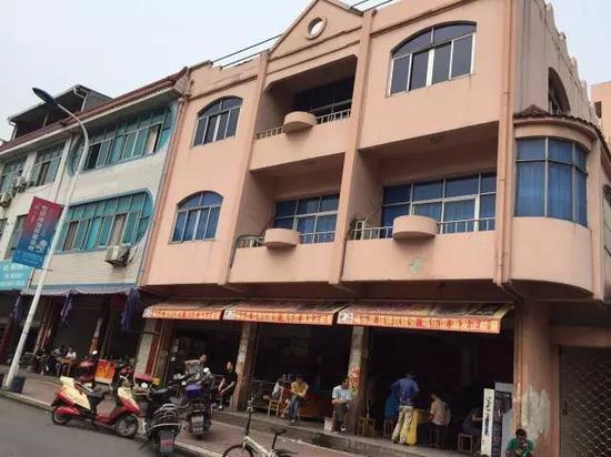 群众演员等戏的“老公会”。 图/王朋朋