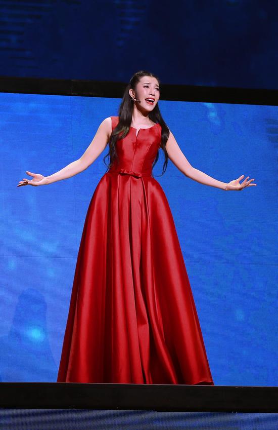 喻越越红纱巾献唱庆反法西斯胜利晚会