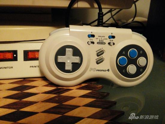 对现代玩家来说可能看着就很Low，但是在当年算是高端的手柄