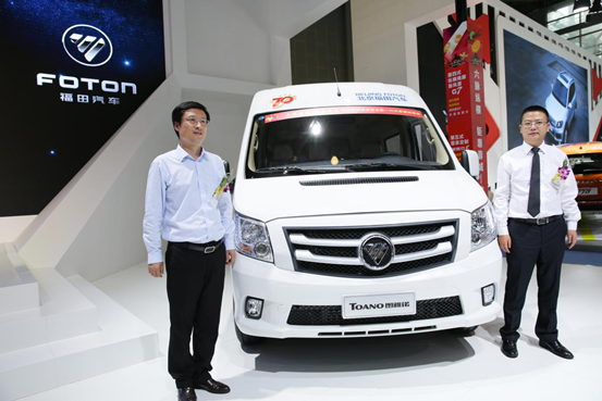 福田汽车轻型商用车事业本部执行副本部长潘林波先生与成都建国销售事业部总经理张亮先生为胜利日阅兵元首接待用车图雅诺西南区域上市揭幕
