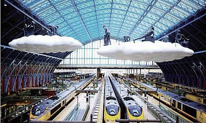 图片说明:2013年4月，由英国设计师LucyOrta和JorgeOrta设计的浮云(Clouds)在伦敦圣潘克拉斯车站(StPancras)展出