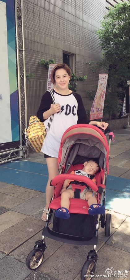 黄小柔微博晒出在周日午后带儿子幸福散步照片.