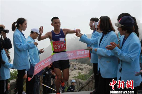 李子成“撞线”一刻。