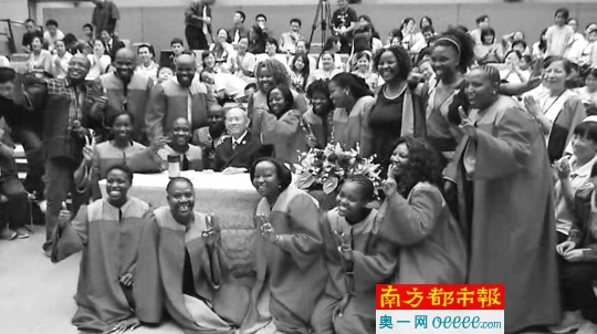 邪教“血水圣灵”首领左坤在国外一次教徒集会上。