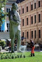 图片说明:慕尼黑市区有趣的空中人物雕塑 