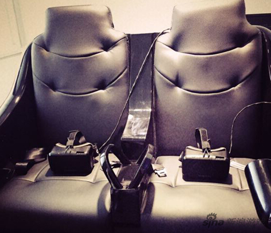 翁冬冬研究室的动感平台座椅和Oculus头盔，他和团队在此基础上研发了产品《幻境幽灵》