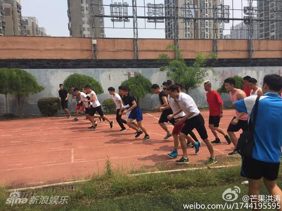 《全员逃走中》