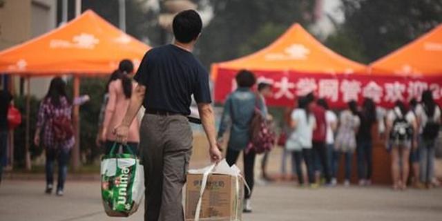 大学报到百态.新生挺肚请产假