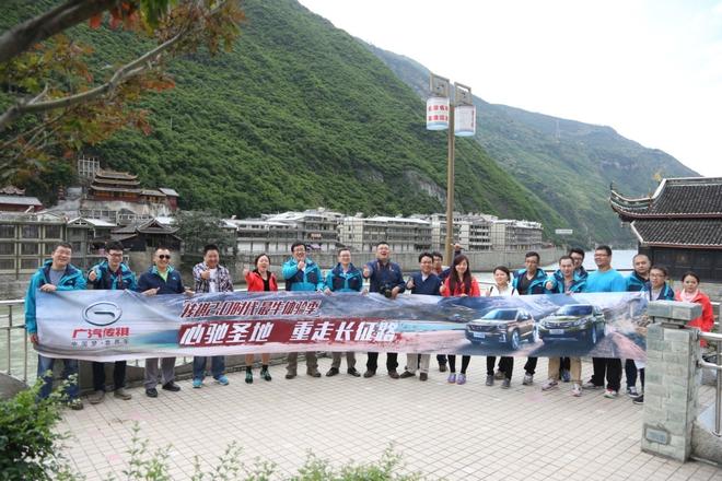 重走泸定桥缅怀长征精神