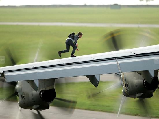 阿汤哥空中扒飞机53岁老特工先耍帅再搏命