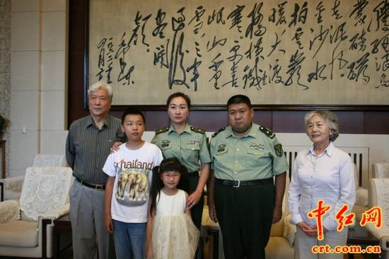 毛新宇将军（右二）一家与毛主席身边工作人员张玉凤(右一)、爱人刘爱民(左一）在毛主席纪念堂合影留念。