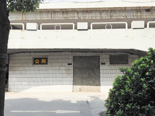 长沙一公厕门被水泥墙封住行人路边如厕