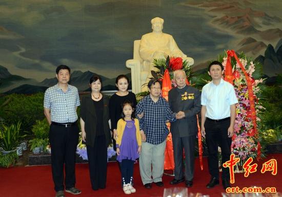 毛主席女儿李讷（右三），女婿王景清（右二），外孙王效芝（右一），毛主席侄女毛小青（左二）等在毛主席纪念堂大厅的毛主席塑像前合影留念。