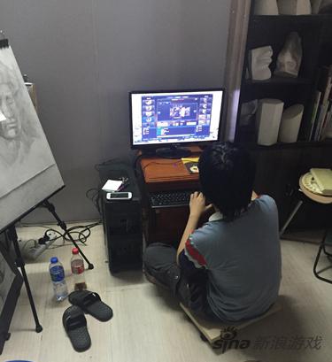 黄孟盘在地上打游戏