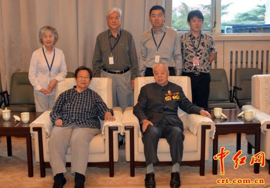 毛主席的女儿李讷（前排左）、女婿王景清（前排右）和毛主席身边工作人员张玉凤（后排左一）、丈夫刘爱民(后排左二)等合影留念。