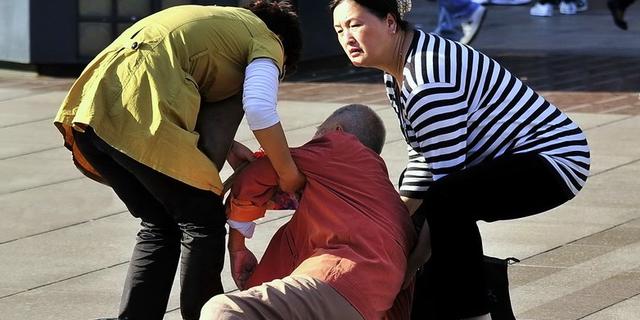 大学生扶老人再被讹.你还扶吗