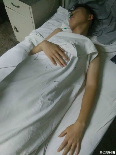 受伤学生在医院治疗