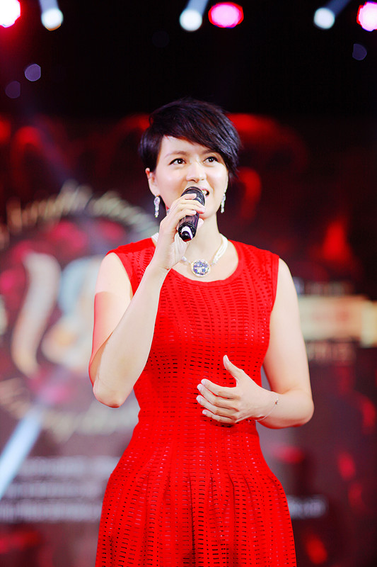 梁咏琪产后红裙美艳现身瘦身成功人气爆棚