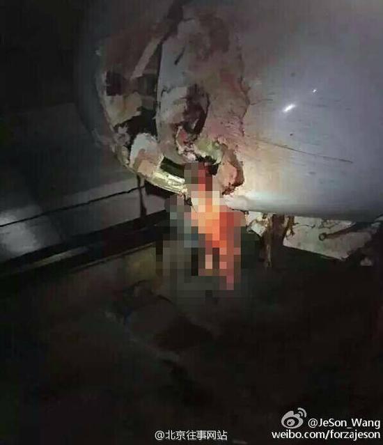 动车车头处被撞破。