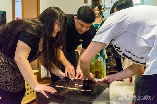 网元圣唐CEO孟宪明与幸运玩家齐心合力进行五周年版开箱