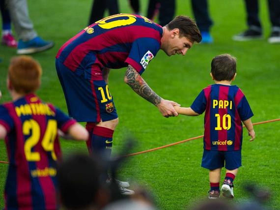 梅西跟自己的儿子蒂亚戈