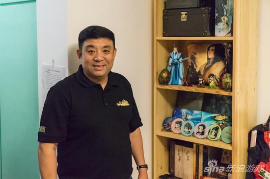 与玩家的古剑系列收藏品合影留念