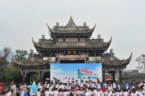 跑步侠挑战都江堰多彩跑，体验千年文化底蕴。