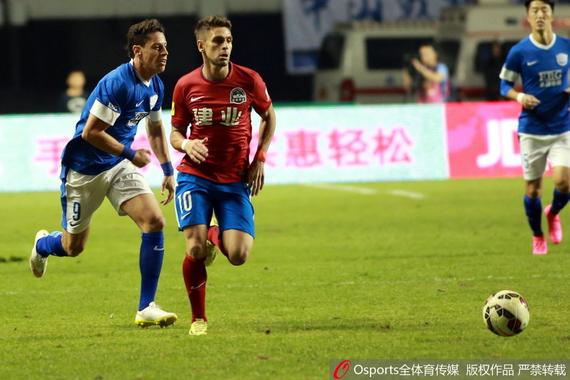 伊沃、隆东拼抢