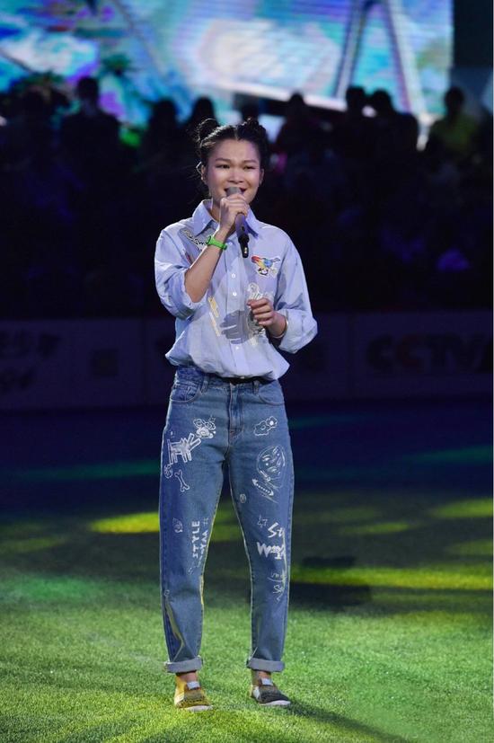 苏运莹助阵足球竞赛献唱萤火虫