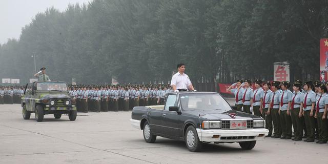官瘾大:校长乘车检阅新生方阵