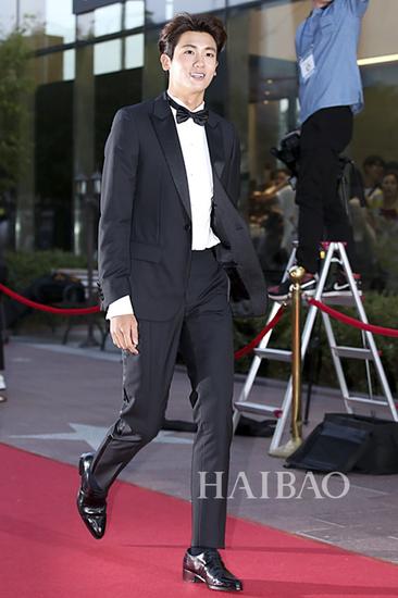 朴炯植西装造型亮相红毯