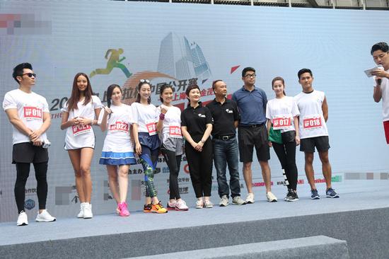 颖儿现身马拉松