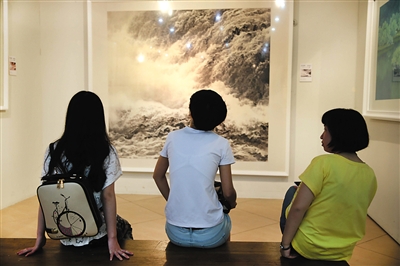 “中国梦·光明行”徐惠君美术作品展在北京航空航天大学艺术馆举行