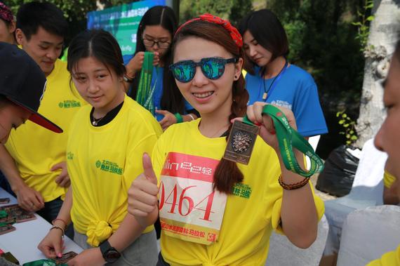 何可欣展示奖牌