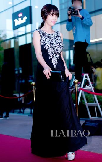 姜艺媛亮相红毯