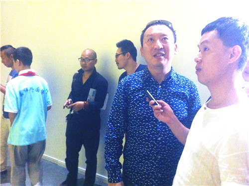 张小涛老师向记者介绍作品