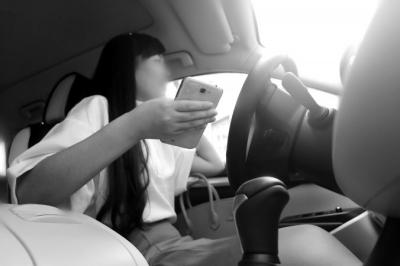 开车看手机事故发生率是普通驾驶23倍
