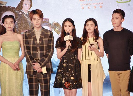 安悦溪《花千骨》庆功清新 手挽赵丽颖