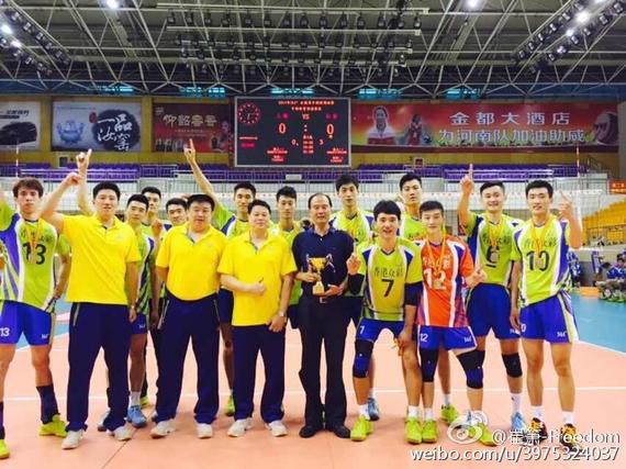 山东男排捧杯 (图片来源：崔箫微博)