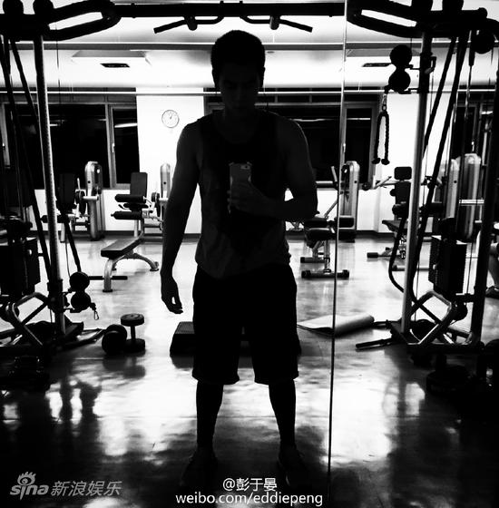 彭于晏深夜秀肌肉 黑白画风不给看脸