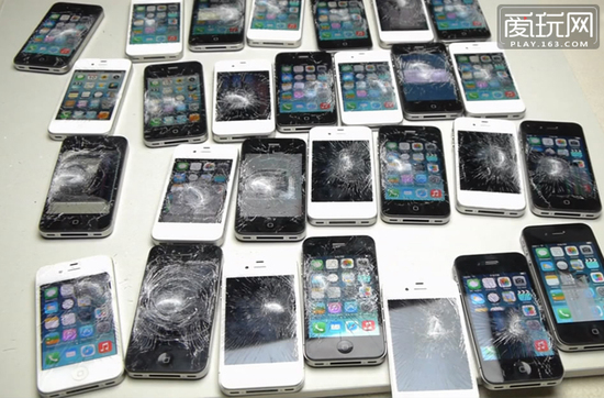 土豪用iphone手机玩打地鼠游戏 砸烂数十台手机