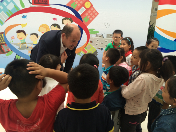 道达尔润滑油（中国）有限公司董事总经理戴伟明先生与孩子们互动