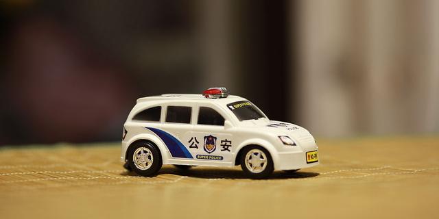 警方回警车违停被扣:认可处罚