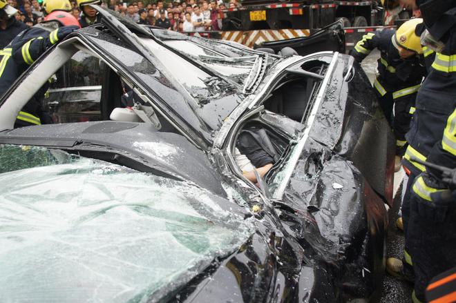 奔驰礼让老人停斑马线前被后方水泥车压扁